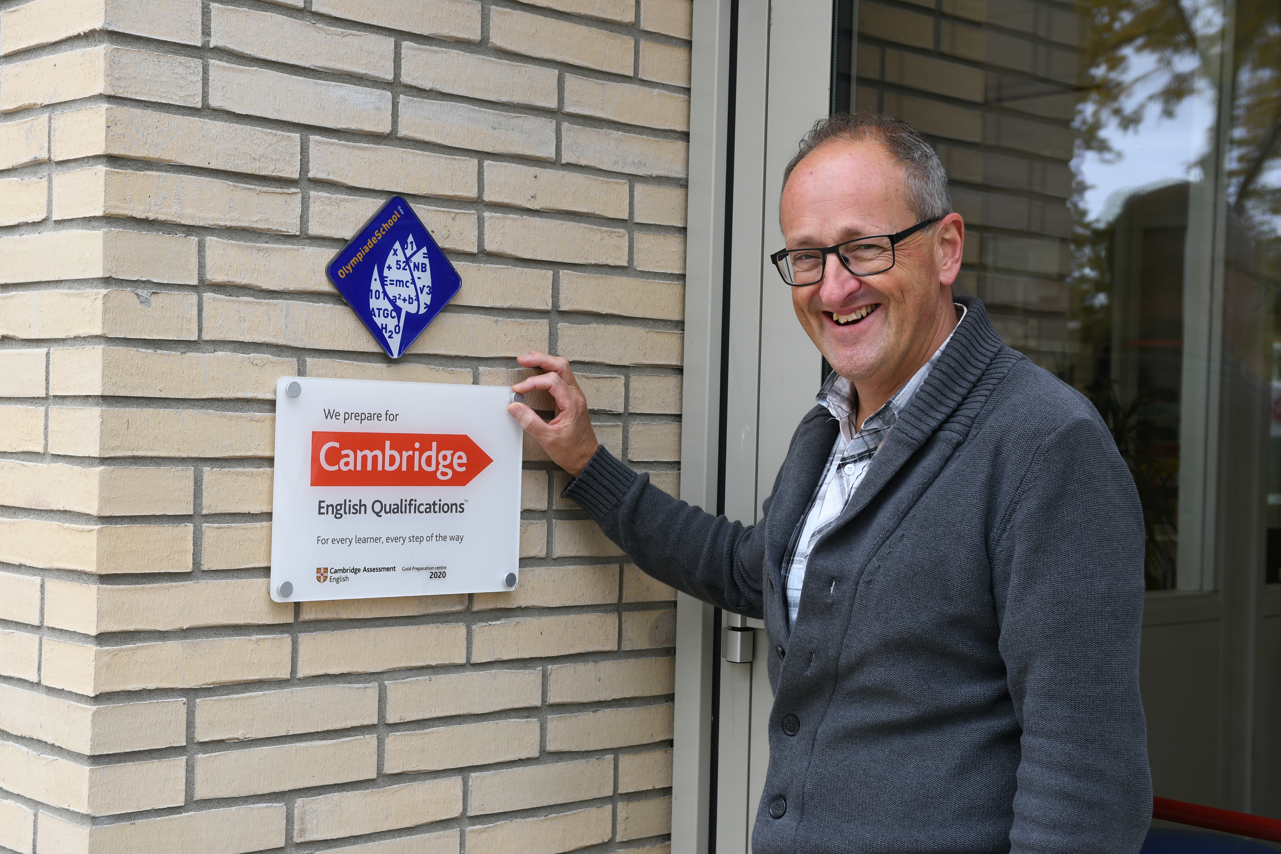 Corona-proof uitreiking van 214 Cambridge-certificaten Corona-proof uitreiking van 214 Cambridge-certificaten