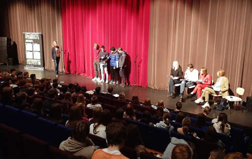 Leerlingen van het Stedelijk Gymnasium onderzoeken minder telefoongebruik in de theaterzaal 