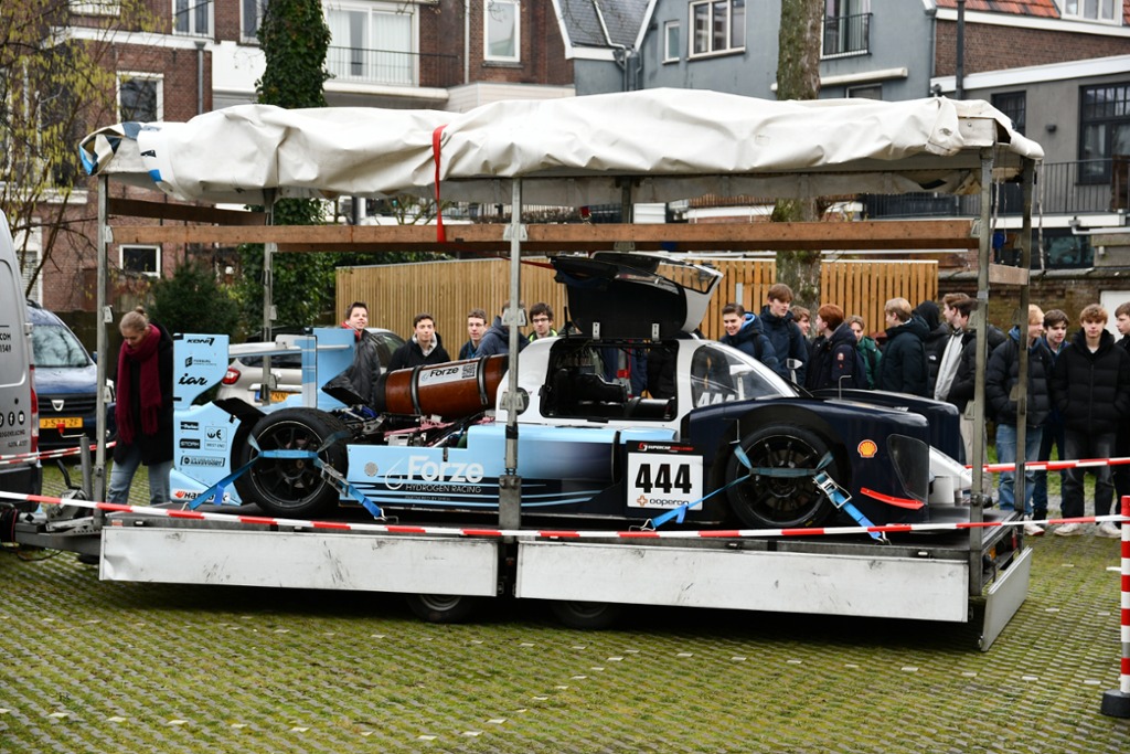 High-tech raceauto op schoolplein